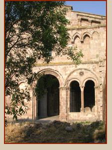 Sant'Antioco di Bisarcio - la facciata - foto:   Andrea Fancellu