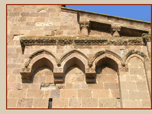 Sant'Antioco di Bisarcio - Particolare della facciata  - foto   Andrea Fancellu