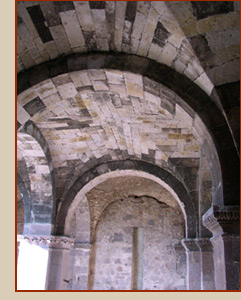 Sant'Antioco di Bisarcio - Il portico  -  foto:  Giusi Canalis